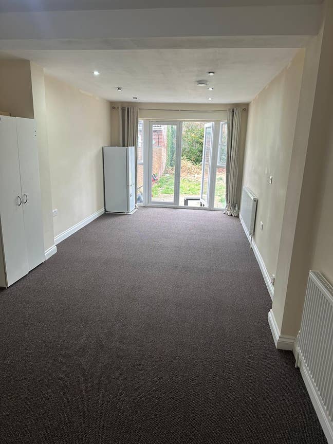 Very Spacious Double Room, &pound;1000pm - Available Now Main Photo