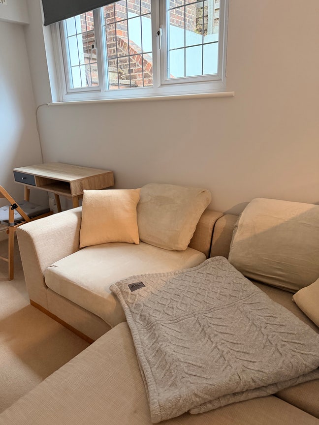Large Studio Flat with separate kitchen  Main Photo