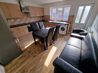 5  En-Suite double bedrooms in Stratford !!! Main Photo