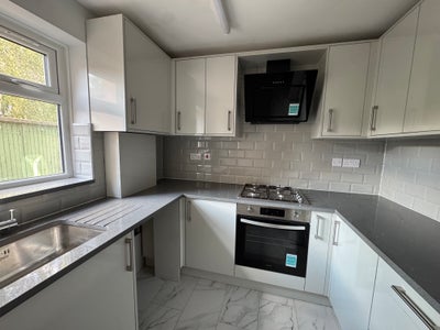 Newly refurbished flat, 2 double, 1 single Main Photo