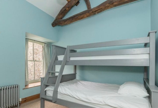 Lovely bunk room in town center   Main Photo