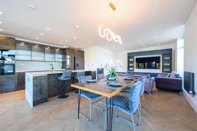 2 Bed 2 Bath in Wapping - Top Floor Main Photo