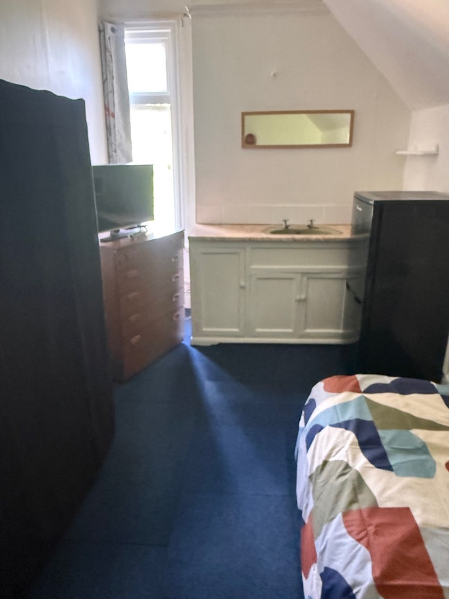 Large single room Main Photo