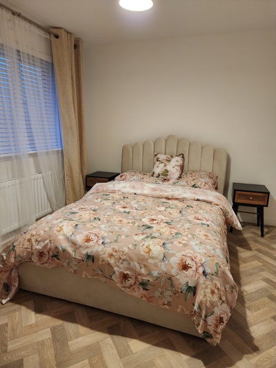 Large Double Room and separate Bathroom. Main Photo