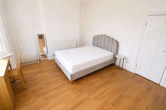 🏡 Your September Home | 2 Rooms in Mile End/QUML Main Photo