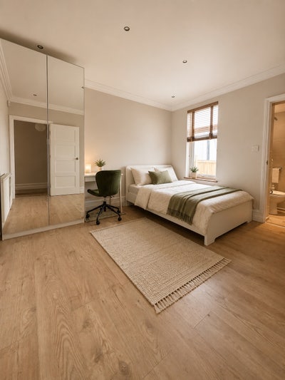 En suite room in well maintained house N12  Main Photo
