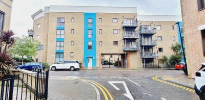 A Spacious Double Bedroom to rent in E14 Main Photo