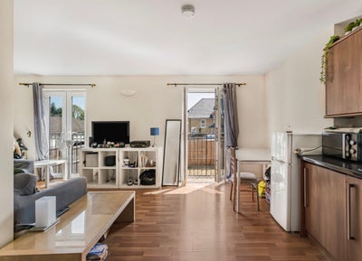 Bright 1 bedroom flat Main Photo