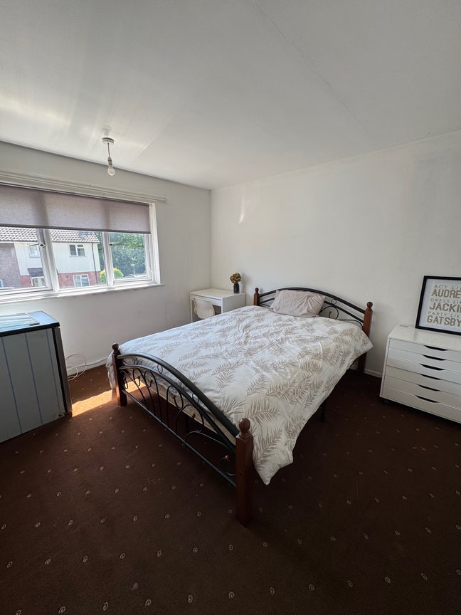 Large Double Room Available. All Bills Included Main Photo