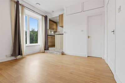 Studio flat next to Bellshill train station Main Photo