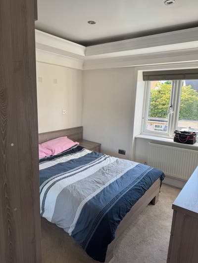 Modern bright ensuite room near park Main Photo