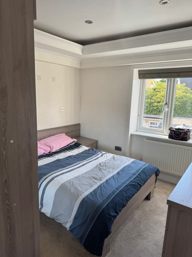 Modern bright ensuite room near park Main Photo