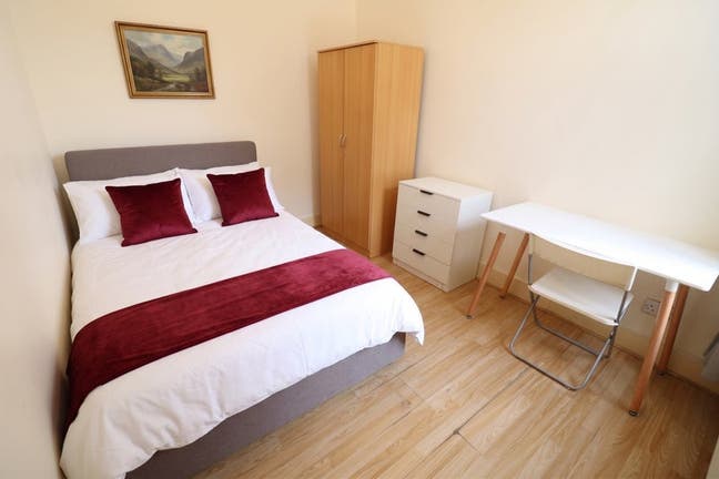 Cheap room move in asap close to Elizabeth Line Main Photo