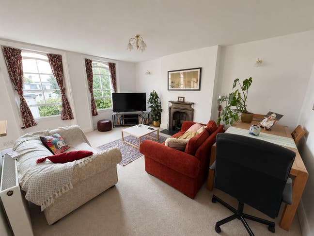 Double Room in Bright Top-Floor Flat, 59E Warwick  Main Photo