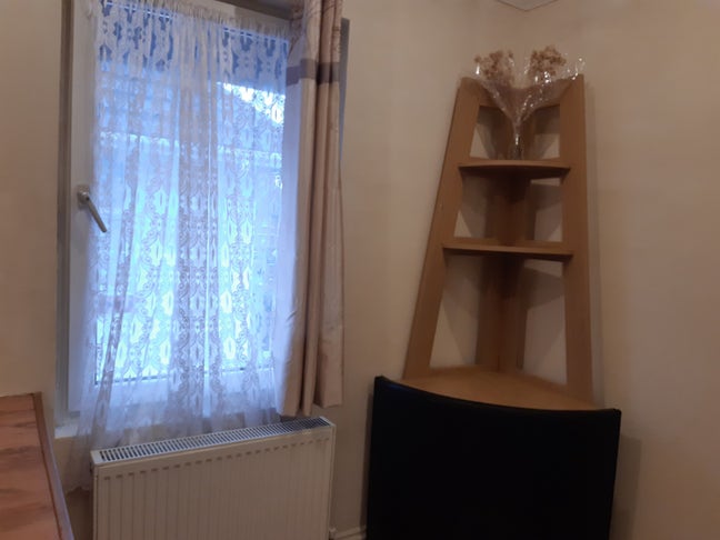 Short term let,12mins walk to Raynes Park Station Main Photo