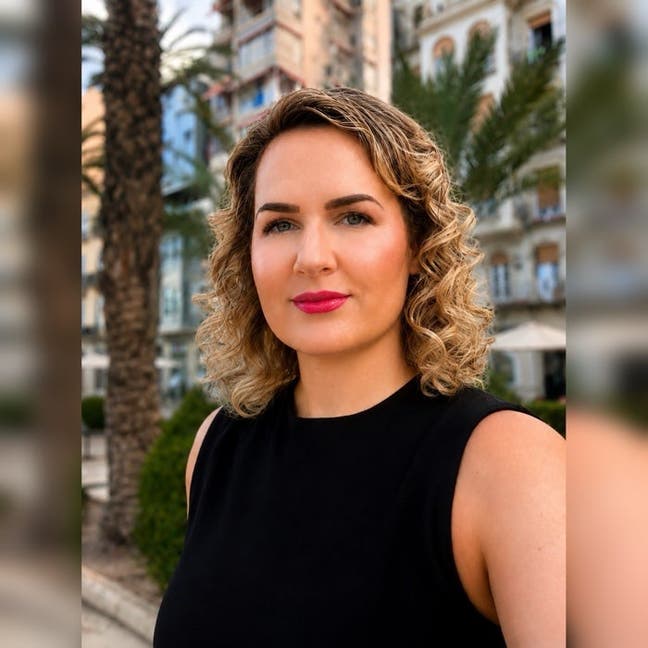 Female professional is looking for a room Main Photo