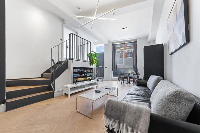 Premium Split-Lev 2-Bed Apartment on Crabtree Lane Main Photo
