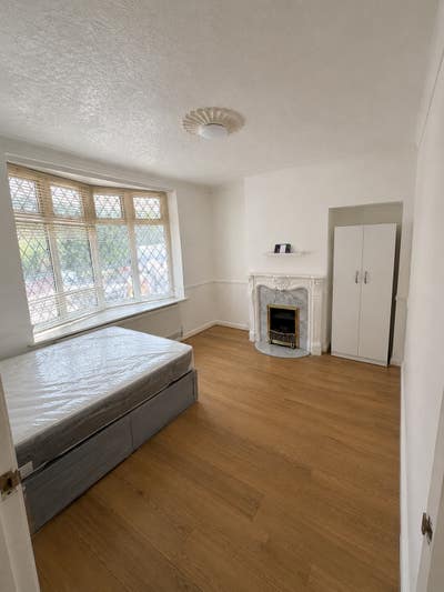 Double Room Next to Eping Forest  Main Photo