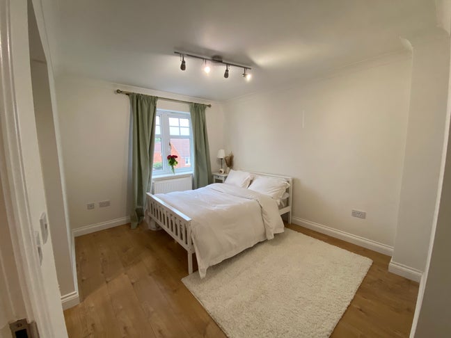 Beautiful Large En-Suite Double | Stylish Home |  Main Photo