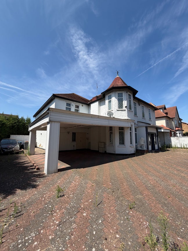 Luxury 7 Bedroom House with Parking and Garden Main Photo
