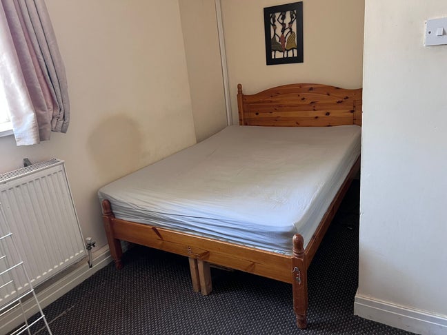 Short Let Available 3 Minute Walk to Bus Station Main Photo