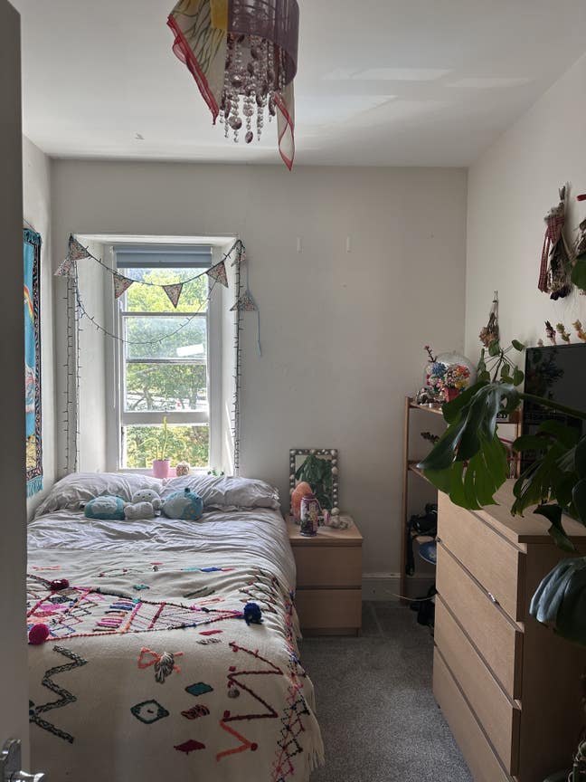 Lovely Top Floor Room Right by the Hoe!  Main Photo