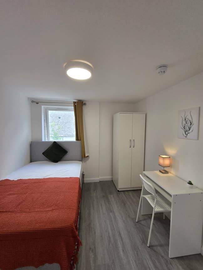 No Deposit! Newly Refurbished 6-Bed All-Ensuite Main Photo