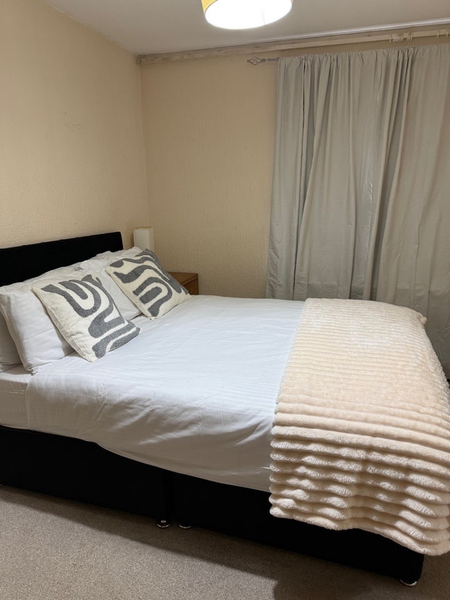 A room in a two bed apartment  Main Photo
