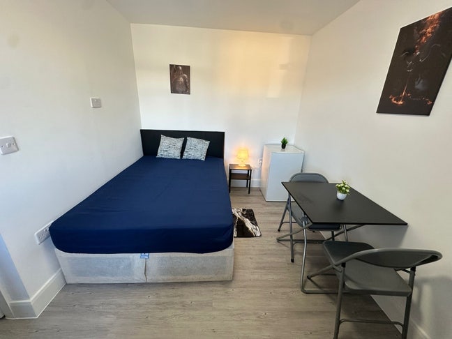 🛏️✨ En-Suite Room to Let in - Neasden Main Photo