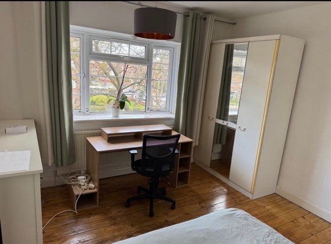 Zones 1 / 2 Large Double Bedroom Bills Inc Main Photo