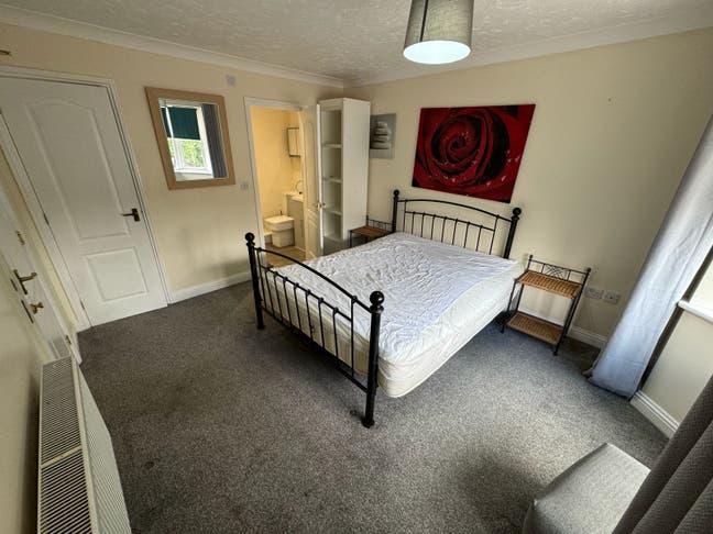 Spacious En-Suite Room with Parking Main Photo
