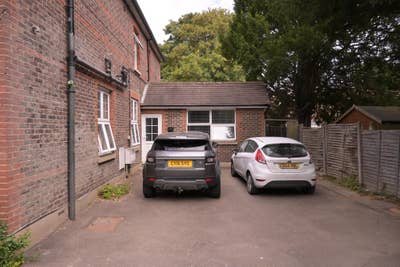 Private Refurb Annex, 1 Room or Whole Flat,Gatwick Main Photo