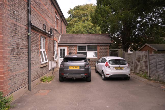 Private Refurb Annex, 1 Room or Whole Flat,Gatwick Main Photo