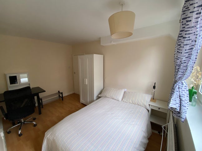 Spacious bedroom in 2-bedroom flat Main Photo