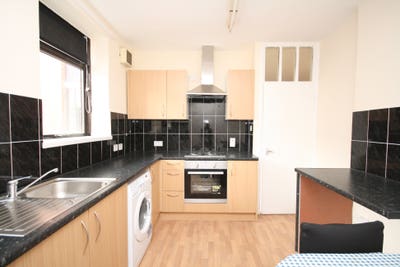 Beautiful 3 bedroom crouch hill (no lounge) Main Photo