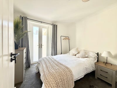 Double En Suite Bedroom - Sherborne Road  Main Photo