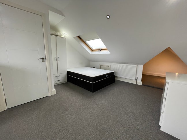 Studio available 28-08 in a modern flat  NW2 Main Photo