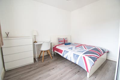 Double Room - EDGE of the CITY - No Deposit Main Photo