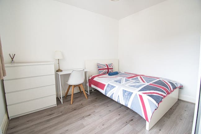 Double Room - EDGE of the CITY - No Deposit Main Photo