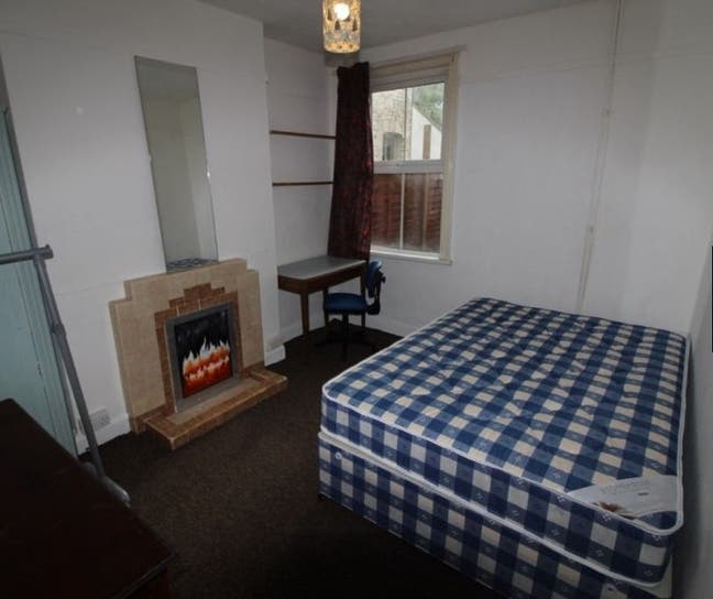 Large Room Available near Cowley Road Main Photo