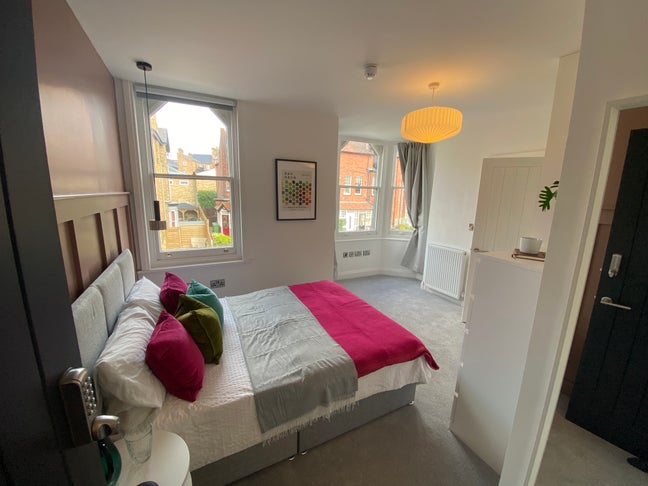 Contemporary En‑Suite Rooms | Professional House Main Photo