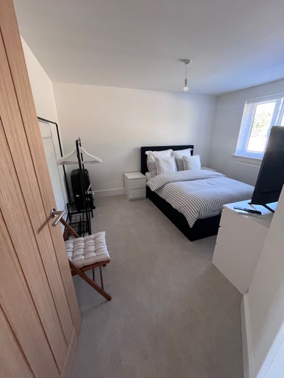 Spacious modern double bedroom near city centre  Main Photo