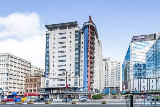 Fully furnished 3-bedroom, 2-bathroom flat in the  Main Photo