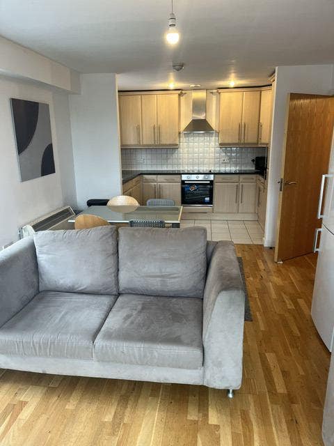 NQ room in 2 bed flat - available from October Main Photo