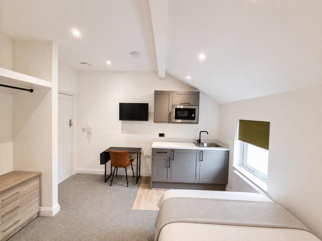 ** Studio & En Suite City Centre! No Bills to Pay! Main Photo