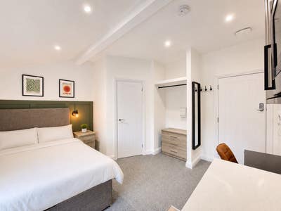 ** Studio & En Suite City Centre! No Bills to Pay! Main Photo