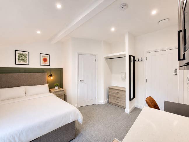 ** Studio & En Suite City Centre! No Bills to Pay! Main Photo