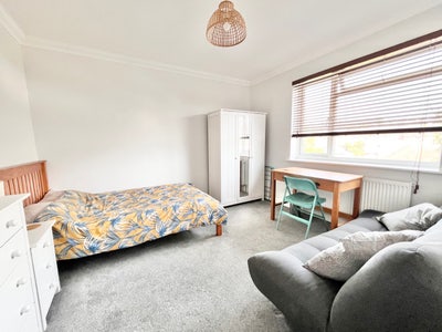 Large furnished room near Hove Park Main Photo