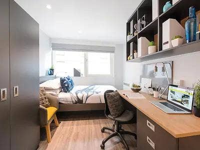 En-suite with Therese House London 51 Weeks Main Photo