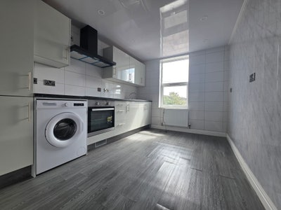 Large 5 Bedroom Family Home in Leyton Main Photo